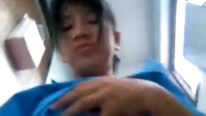 ఒక వ్యక్తి ఎర్ర జుట్టు గల అమ్మాయిని గుద మైథునం చేస్తాడు