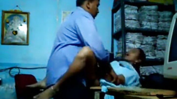 ఒక అబ్బాయి ఒక అందమైన అమ్మాయి పూకులో దెంగే సున్నితమైన క్రీమ్‌పై పోర్న్