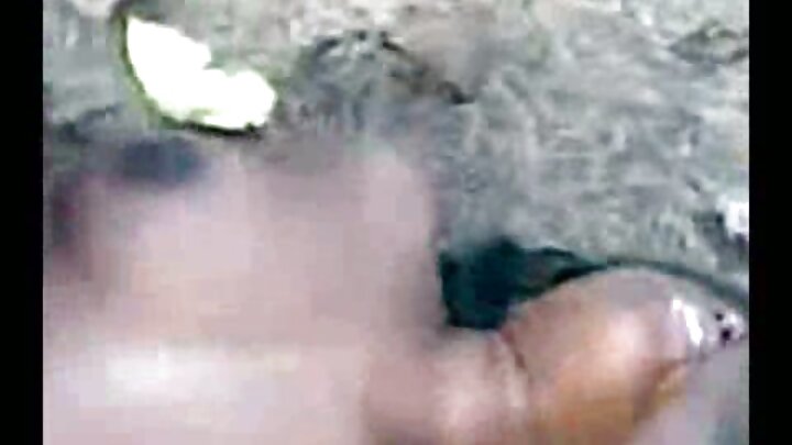 తమాషాగా ఒక విద్యార్థి ఒక లంజ నల్ల జుట్టు అమ్మాయితో సెక్స్ చేస్తాడు