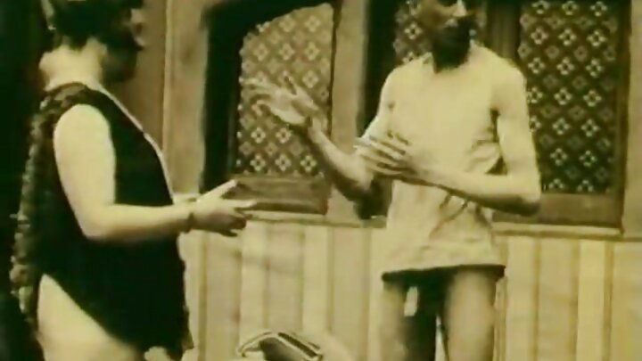 సాయంకాలపు దుస్తులు ధరించిన ఒక అమ్మాయిని ఇద్దరు యువకులు దెంగారు