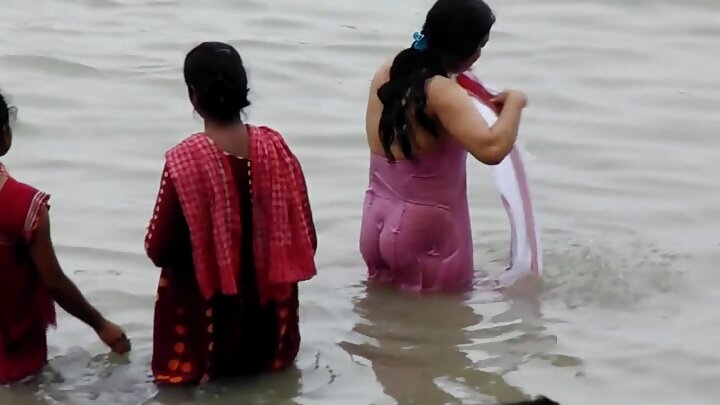 రష్యన్ హోమ్‌మేడ్ పోర్న్, ఇందులో ఒక అమ్మాయి తన స్నేహితురాలితో శృంగారం చేస్తుంది