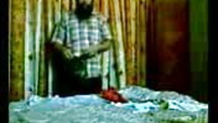 యువకుడు తన కామంతో ఉన్న సవతి చెల్లెలిని దెంగుతాడు