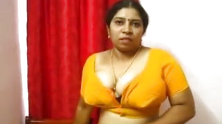 ఒక పెద్ద నల్లజాతి మగాడు అందమైన అమ్మాయిలను తన మొడ్డ మీద తీసుకుంటాడు