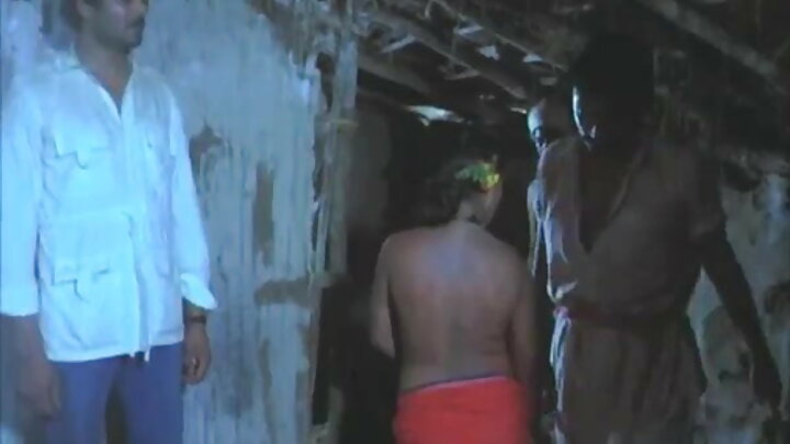 ఒక యువకుడు తన ప్రియమైన ప్రియురాలిని డాగీ స్టైల్‌లో ఆనందంగా దెంగాడు