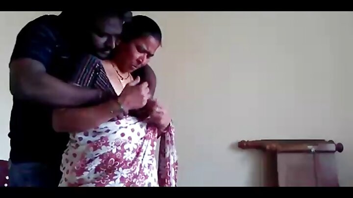 నిమ్మరసం అమ్ముతున్నప్పుడు పాప గట్టిగా దెంగించుకుంటుంది