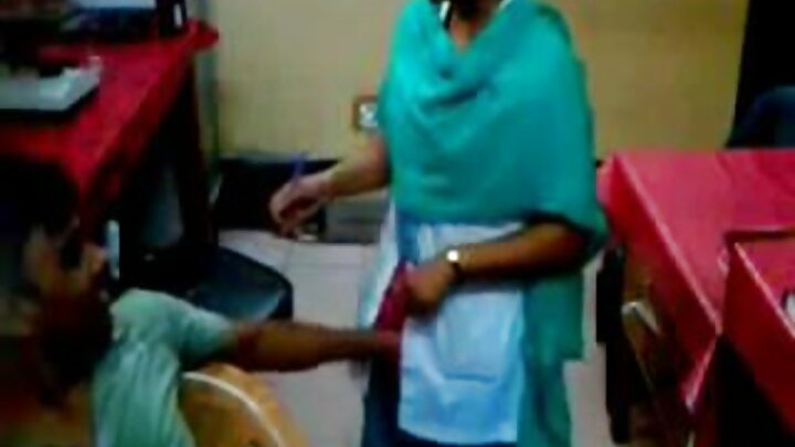 ఎర్రటి జుట్టున్న ఒక లంజతో ఇంట్లో తీసిన రష్యన్ పోర్న్