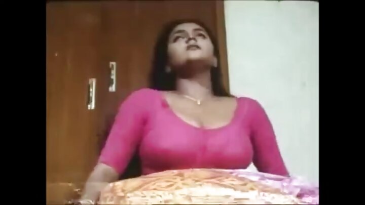 ఒక రష్యన్ అమ్మాయి ఒక కేశాలంకరణ నిపుణుడి చేత పూకు మరియు గుద మైథునం చేయించుకుంటుంది