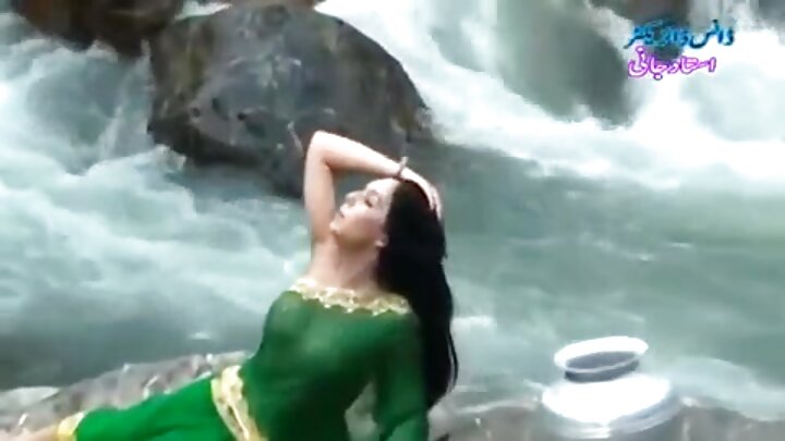 రష్యన్ బ్రూనెట్ తన మగాడి మొడ్డ మీద స్వారీ చేస్తుంది