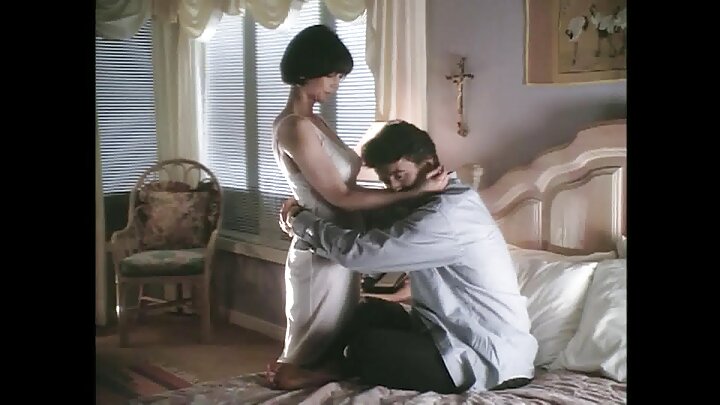 అబ్బాయి ఇద్దరు అందమైన అక్కాచెల్లెళ్లను వంతులవారీగా దెంగుతాడు