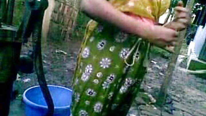 లాలీ లిప్స్ ఒక అబ్బాయి గట్టి మొడ్డ మీద స్వారీ చేయడం