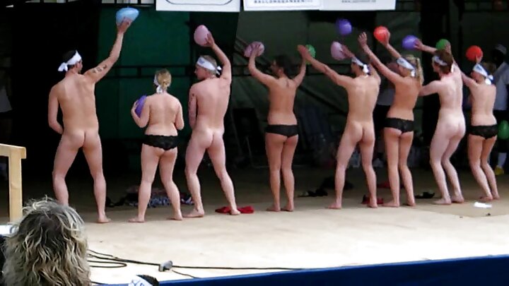 ఒక వ్యక్తి సమయాన్ని ఆపి, ఒక అమ్మాయి పూకు మరియు గుదంలో దెంగాడు