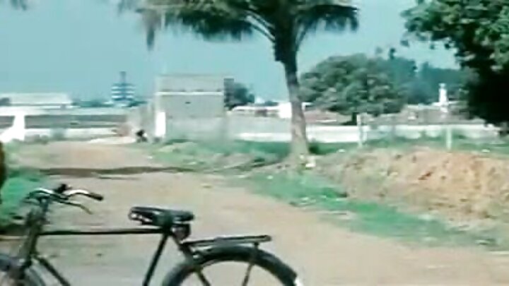 ఒక వ్యక్తి తన భార్యను ఒక నల్లజాతి వ్యక్తి పొడవాటి అంగంతో దెంగడాన్ని చూస్తున్నాడు