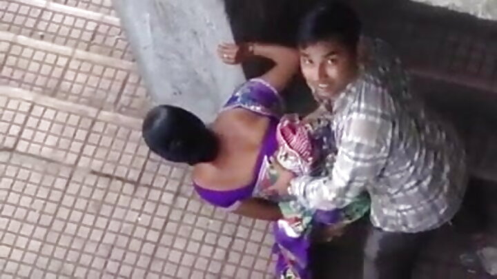 ఒక మసాజర్ ఒక అందమైన బ్లాండ్‌ను తన లావుపాటి మొడ్డ మీదకు లాగాడు