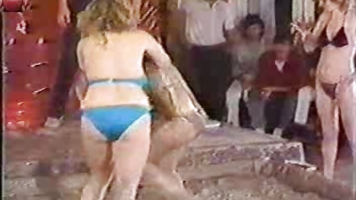 MILF లింజీ రైడర్ ఒక నల్లజాతి వ్యక్తిని దెంగుతుంది