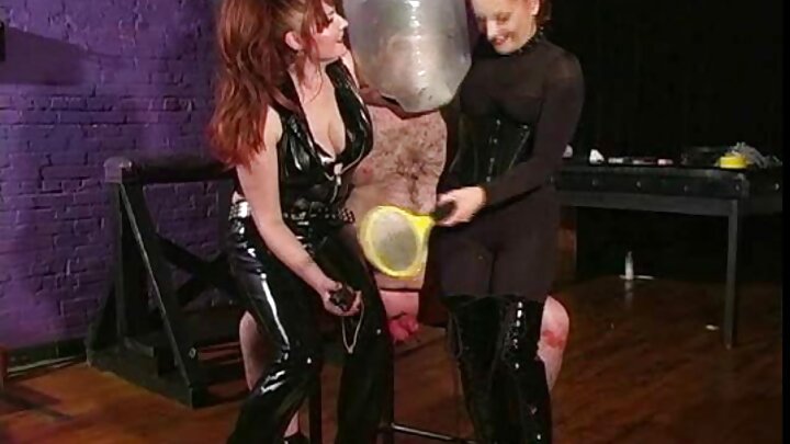 పెద్ద మొడ్డ ఉన్న ఒక వ్యక్తి పోకర్ టేబుల్ వద్ద ఒక లంజను దెంగుతున్నాడు