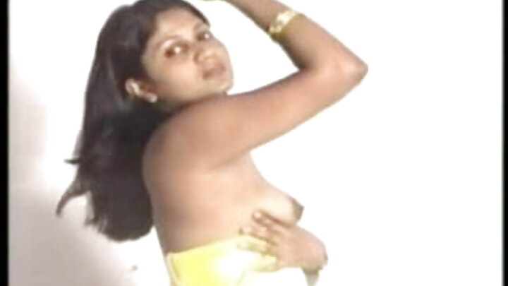 యువ రైతు ఏవరీ బ్లాక్ మరియు జోయీ సిన్ పూకులను దెంగుతాడు