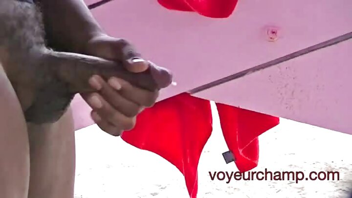 ఒక అమ్మాయి తన రోమాలతో నిండిన యోనిలో దెంగించుకునే హోమ్‌మేడ్ పోర్న్