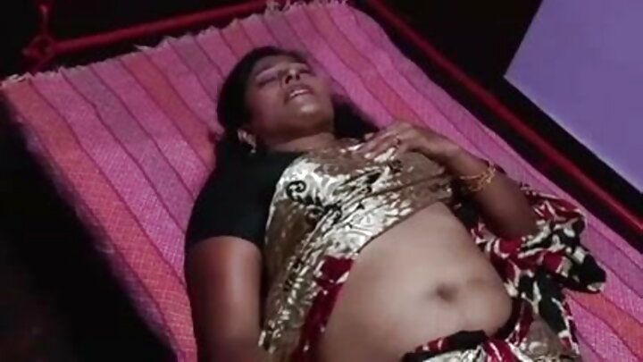 ఒక యువ బ్రూనెట్ ఒక అబ్బాయి మొడ్డతో పని చేస్తుంది