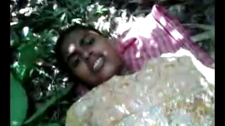 యువతి, నల్లని జుట్టు గల ఆలిస్‌కు దారుణమైన గుదమైథునం అంటే చాలా ఇష్టం