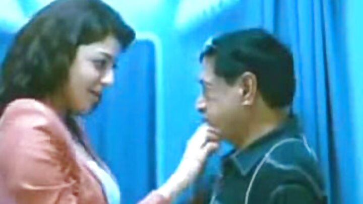 ఒక స్త్రీ ప్రేమికుల మధ్య బోరింగ్ శృంగారాన్ని హాట్ సెక్స్‌తో మసాలా దిద్దుతుంది